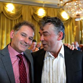 Theo Bijvoet (hoofd sector Letteren en Bibliotheken,&#160;ministerie OCW), Hans Renders (directeur Biografie Instituut&#160;Rijksuniversiteit Groningen) kennen elkaar nog van vroeger.