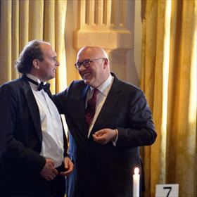 Fraai decor, ook binnen. Henk Pröpper (directeur De Bezige Bij), Michel Krielaars (chef bijlage Boeken NRC Handelsblad)