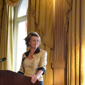 Wilt u allemaal gaan zitten?&#160;&#160;Allemaal. Ook daar in die hoek. En dan even stil.&#39; &#160;Margot Dijkgraaf (bestuur Stichting Literatuur Prijs).