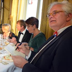 Boekmaker René Hollaers (Van Kemenade &amp; Hollaers, Breda) houdt de wedlijsten bij.