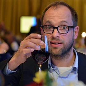 Maarten Dessing (Boekblad-medewerker, oud-jurylid AKO Literatuurprijs). Maar Libris zou hij óók uitstekend doen.