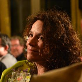 Bedankt door de winnaar vanaf het podium: Suzanne Holtzer (redacteur De Bezige Bij).