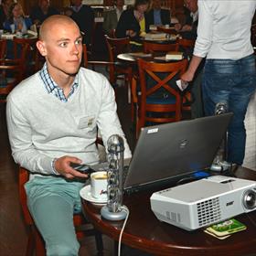 Oplettende overheadman Michiel Rigters (online&#160;en retail marketing Luitingh-Sijthoff).