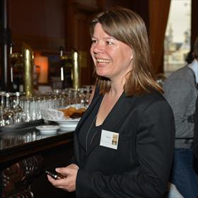 Majelle Wams (marketing manager Luitingh-Sijthoff) mag Inferno uitdelen.