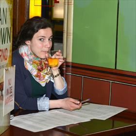 Sanne Walraven (stagiaire redactie Luitingh-Sijthoff) houdt stand met de presentielijsten.