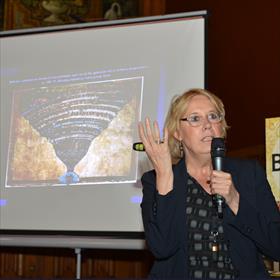 Meer educatie: Karin Braamhorst (kunsthistoricus) over de hel,&#160;symbolen&#160;en Danbrowniaanse Aanwijzingen.