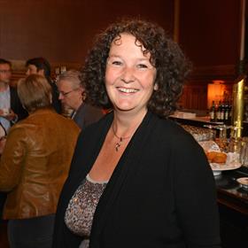 Marike den Boer (category manager Books ECI.nl) is niet alleen fris, ze draagt zelfs een feestshirt.