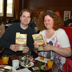 Michiel en Britta wonnen met de Dan Brown prijsvraag een boek én een ontbijtje.