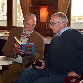 Gewoon je eigen boek meenemen: John van Schaik (auteur van Waarom jezus niet getrouwd was met Maria Magdalena), met zijn uitgever, Pieter de Boer (Ankh Hermes).