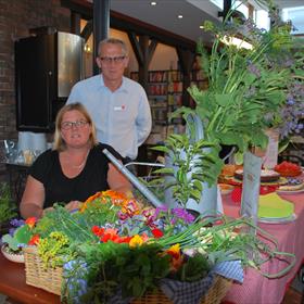 Cadeau: prent van Linde Faas (tevens schutblad voor het boek TROEP van Ilse Bos).&#160;Jean Christophe Boele van Hensbroek (uitgever), Joop Gosman (hoofd productie).