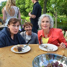 Borden netjes leeggegeten. Charlotte Dematons , Anke de Vries, Anke Kranendonk.