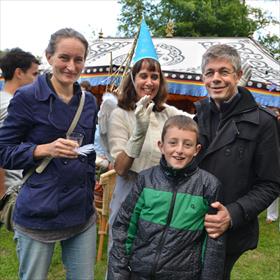 ISVW met goede fee: Anet Schraag (partner Erno), Annette van der Elst (goede fee), Erno Eskens (uitgever ISVW uitgevers), zoon&#160;Bruno.