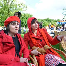 Roodkapskes in overvloed. Hier met teckel. Ann Meskens (auteur Lemniscaat filosofie) en Tatiana de Munck (illustrator).