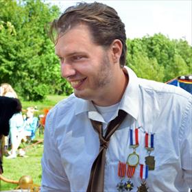 De prins is er ook. Een Wanderprinz, met veel zwaar belopen vierdaagse-medailles.