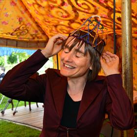 Die kroon past ons allemaal - Beatrijs Oerlemans (auteur) bereidt zich voorop de ontvangst van haar debuut: De sterrenkijker.