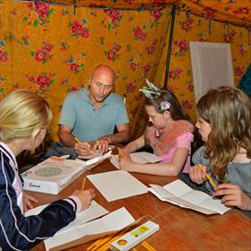 Elders werkt Philip Hopman (illustrator) met kinderen aan Storyboards.