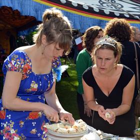 Eten!&#160;Alles bijna home-grown. Marleen Louter (bureauredacteur jeugd &amp; young adult), Diana Garibbo (foreign rights &amp; redacteur prentenboeken). 