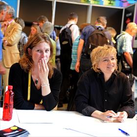 Mariella Manfre (Sanoma jeugdbladen) en partner Hans Uijting, die als blauwbaard de eerste prijs van de verkleedwedstrijd won... 