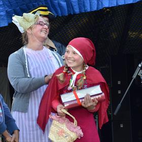 Daarbij passeerden zij&#160;Roodkapje met grootmoeder in&#160; de wolf (3e prijs).