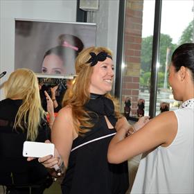 Niet bij boek alleen: Sanja van den Berg (Zenner Hair Fashion) laat zich de maat nemen door Tran Munnik (sales manager Maidenform).