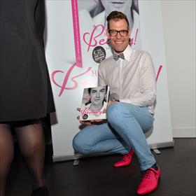 Joost la Housse (freelance packaging-, corporate-&#160;&amp; &#160;branddesigner for food, fashion, glamour, cosmetics, theater and lifestyler). En nu ook een boek vormgegeven.