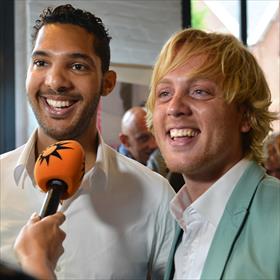 Je kunt met Tom Sebastian op de foto, maar je kunt óók met de pers praten. Over inner beauty bijvoorbeeld. Richy Brown, Remko Harms (zangers LA The Voice).