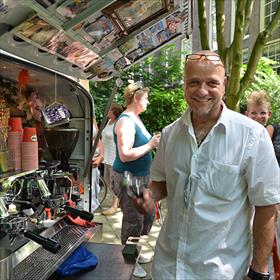 Michael van mobiele koffiebar Caffè La Strada tapt crimineel lekkere espresso.