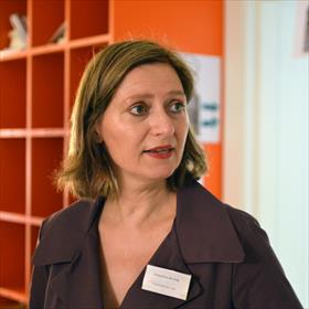 Kanta van Zonneveld (redactieassistent Anthos) in het boekenhoekje met Simone&#39;s Anthos favorieten.