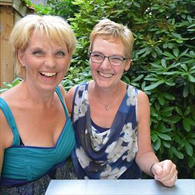 Els van de Ven en Marianne van &#39;t Hof (oud-medewerkster en eigenaar Bruna in Panningen, Limburg).&#160;