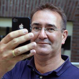 Nee, ik hoef niet in beeld. Maar ik heb wel een mooie telefoon. Chris Herschdorfer (directeur Ambo|Anthos).