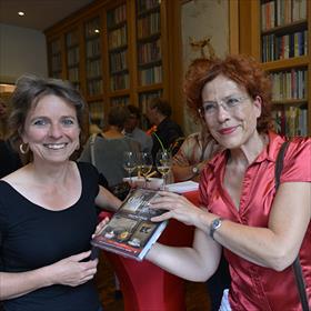 Hanneke van der Heijden vertaalde het boek dat ze hier van&#160;Margreet Dorleijn (vertaler Turks) krijgt: Het museum van de onschuld van Orhan Pamuk.