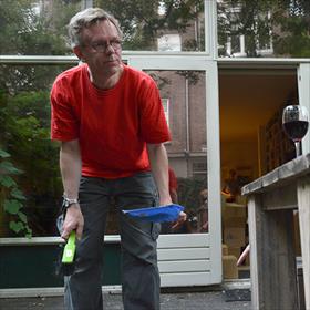En als iemand een glas laat vallen, is het de zzp-er die de scherven opruimt. Wim Scherpenisse (vertaler Engels en Duits).