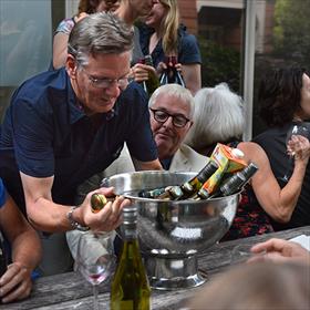 Arthur Stoete. Zetter en dtp-er, maar ook niet onverdienstelijk&#160;gewichtheffer van drankbokalen.