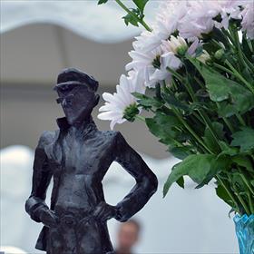 Het is weer zo ver. De Albert Hogeveen Bokaal voor de Elspeet Boekverkoper van het Jaar 2013 staat klaar onder de chrysanten.