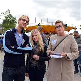 Goedkeurende blikken van de Elspeet-bestuursleden Erik de Bruin (Thomas Rap), Carmen van Andel (Dwarsligger) en Willemijn Peene (ThiemeMeulenhoff).