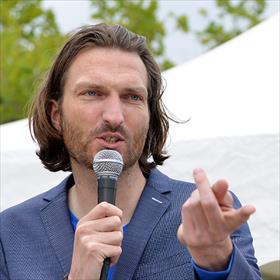 &#39;Kom jij eens hier ventje.&#39; Rob Waumans&#160;roept Daan van der Valk op het podium.