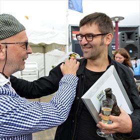 De Man Zelf: Albert Hogeveen (naamgever van de Bokaal) feliciteert Bart Van Aken.