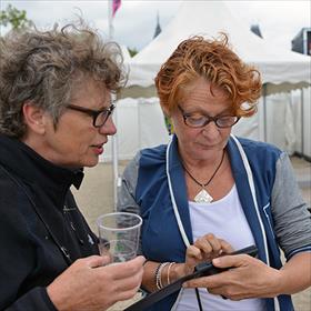 Reintje Gianotten (docent Hogeschool Amsterdam) leert Boekblad-hoofdredacteur Lucie Th. Vermij omgaan met smartphones die niet van Apple komen.