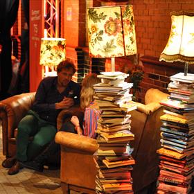 Achter de Staande Boekenlampen kun je gezellig met elkaar praten