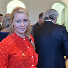 De jubilaris gaat van gast tot gast, als een echte bezige bij. Charlotte Schenk (receptioniste, De Bezige Bij) is zijn schaduw - klaar om eventuele geschenken discreet over te nemen.