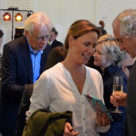 Ondertussen buigt Henk Kraima (zelfstandig adviseur) zich over Donna Tartt. Rechts Karin Slaughter (thrillerauteur).