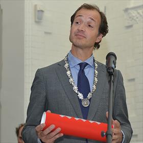 Eric Wiebes (locoburgemeester Amsterdam)&#160;brengt de&#160;Frans Banning Cock penning&#160;(voor personen&#160;die zich tenminste tien jaar&#160;bijzonder verdienstelijk hebben gemaakt voor Amsterdam).