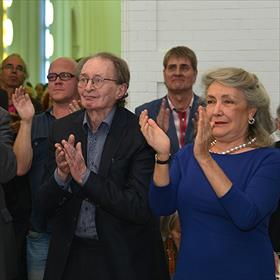 Remco Campert (dichter en schrijver) en partner Deborah Wolf.