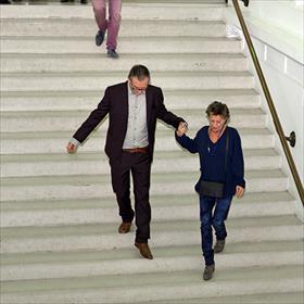 Erwin Mortier, Conny Palmen (auteurs) op weg naar een rookpauze.