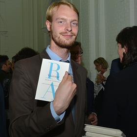 Voor de gasten: Simon&#160;Dikker Hupkes (coordinator digital platform De Bezige Bij) met de tekst &#39;Vaarwel&#39; van Remco Campert.
