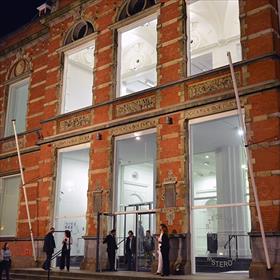 Voor de gelegenheid - afscheid van Robbert Ammerlaan bij De Bezige Bij - is de oude voordeur van het Stedelijk Museum weer opengegooid.
