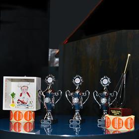 Trofeeën en rollen stickers voor de winnaars.