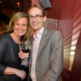 Fusina Verloop (organisatie) met Michiel Boek (verkoop Fontaine Uitgevers) -Fontaine geeft het genomineerde boek van Claudia Roden &#39;De smaken van Spanje.&#39;