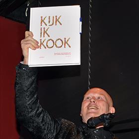 Pierre Wind (top- en tv kok) reikt de prijs uit voor de kookboeken die gemaakt zijn door of voor een goed doel: &#39;Kijk ik kook&#39;&#160;van Lise Weuts (Uitgeverij Terra Lannoo).