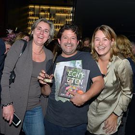 En niet alleen Jonathan Karpatios is blij, ook bij Karakter uitgevers is het feest: Martien Elema (marketing), en Francis Wehkamp (uitgever).